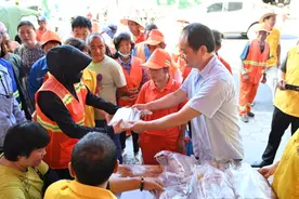 祁门：商家盛夏献爱心 环卫工人受尊敬图片