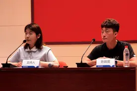 课堂上开“冠军新闻发布会” 亚洲匹克球“一哥”陈致宽走进南京传媒学院图片