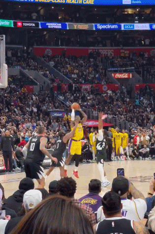 黑子的篮球！😈拉塞尔不沉球三分 投出了空接的感觉~图片