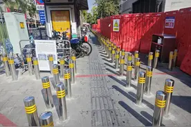 广州一地铁口出现密集隔离柱，当地街道办：防止电动车乱停乱放图片