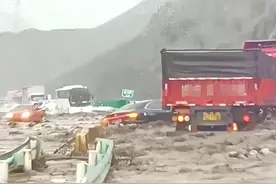 果子沟发生泥石流阻断高速路，交警回应已恢复通车可入景区旅游图片