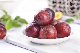 传言“李子树下埋死人”，吃李子真的对身体有害吗？真相是……图片