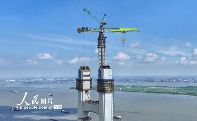 江苏张家港：张靖皋长江大桥建设正酣