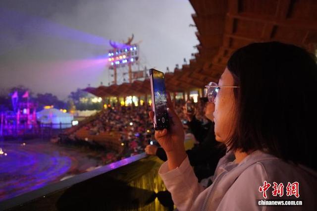 开封“双节”文旅热：万岁山雨夜游客火爆
