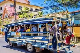 泰国双条车上遇见的光脚男孩图片