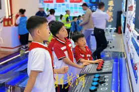 筑梦高铁从娃娃抓起 20余名山东少年对话"大国重器"图片