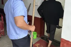 啊！长沙一居民家中惊现眼镜王蛇……图片