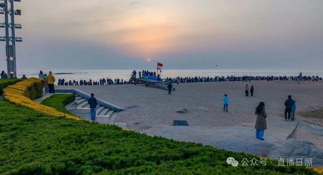 今晨5时41分，日照海边挤满了人！