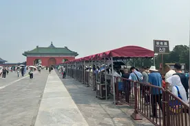 迎暑期旅游旺季，天坛公园在丹陛桥上开辟消暑通道图片