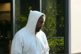 侃爷最近爱上这双鞋！不是阿迪，也不是耐克！图片