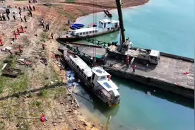 资兴东江湖侧翻班线船已被打捞，当地：失联人员是老驾驶员，当天以安全员身份工作图片