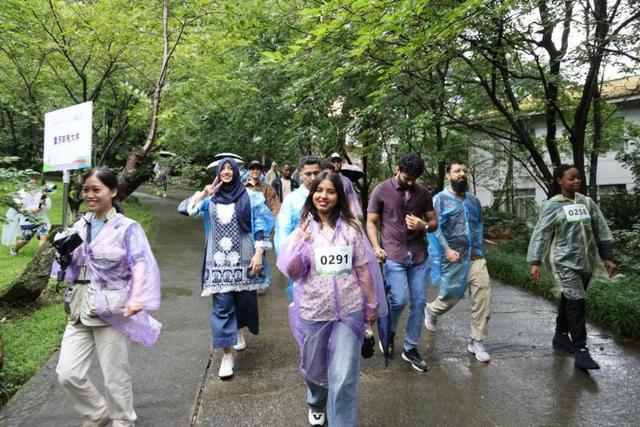 留学生用脚步丈量重庆南山自然与历史 开启一场惊喜的登山之旅