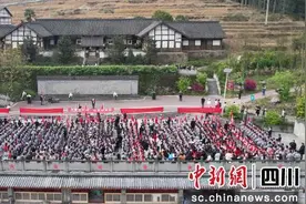 宜宾长宁：远足砺意志 祭扫育情怀图片