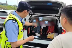 座位不够把娃塞后备箱，一下塞了三个！小型客车驾驶人被依法处罚图片