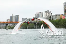 湖北竹山：观水上飞人特技表演 乐享国庆佳节图片