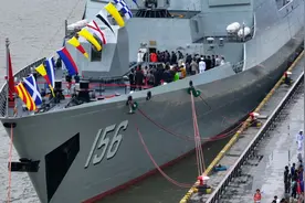 人民海军成立75周年：导弹驱逐舰淄博舰、和平方舟号医院船对市民开放图片