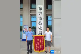 民警快速侦破车内盗窃案 群众送锦旗表感谢图片