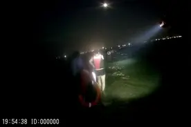 15岁男孩夜间下海游泳失联 警察操控无人救生艇从离岸百米海中救回图片