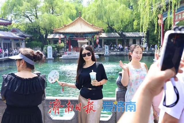 雨后趵突泉水位显著回升 高温天游客赏泉热情不减