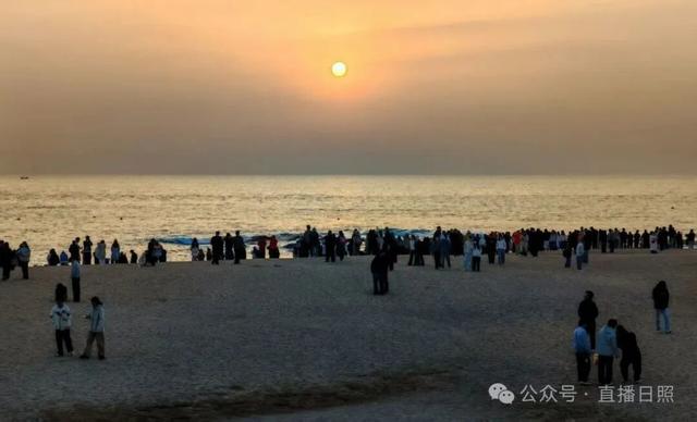 今晨5时41分，日照海边挤满了人！