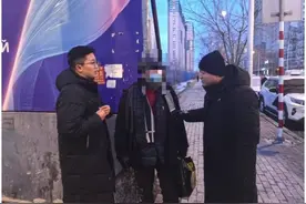 安保、助人两不误 民警助走失老人返家图片