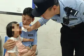 凌晨女童光脚出门找消夜父母，市民警察及时救助图片