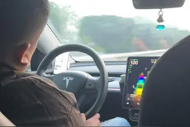 哈啰顺风车司机被投诉开特斯拉辅助驾驶睡觉！平台称正核查图片