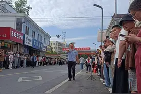 直击毛坦厂中学送考：妈妈们穿上旗袍，举起向日葵图片