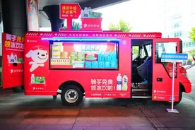 清凉升级！户外劳动者专属流动“冰饮车”在杨浦发车图片