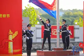 中山市公安局举行第五个中国人民警察节升警旗仪式图片