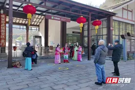 冬游张家界|2025“春节”假期天子山门票站不断优化“宠客”模式、让游客在游玩中享受愉悦图片