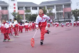 两会新华视点丨“让孩子们动起来、玩起来、笑起来”——代表委员热议青少年运动锻炼图片