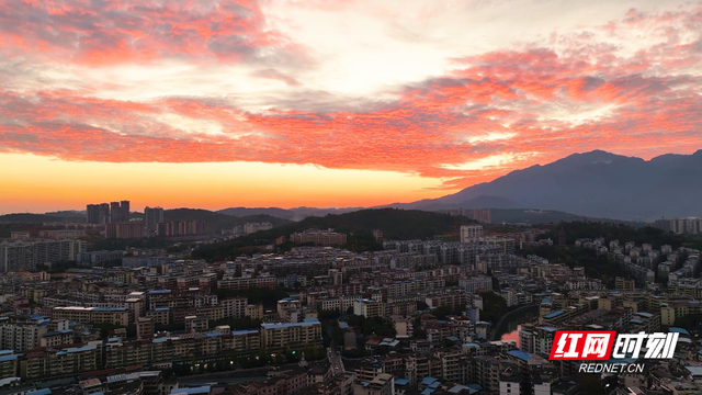 宜章县：夕阳美如画 城区现火烧云美景