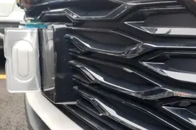 爱车停在车位遭刮蹭，调监控发现：肇事者当时下车了图片