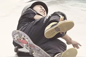 跌倒后再爬起，中国16岁小将张杰滑板男子街式逆袭摘金丨图集图片