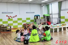 婴幼儿托育点进了商业楼宇，职工下楼就可以接伢下班了图片