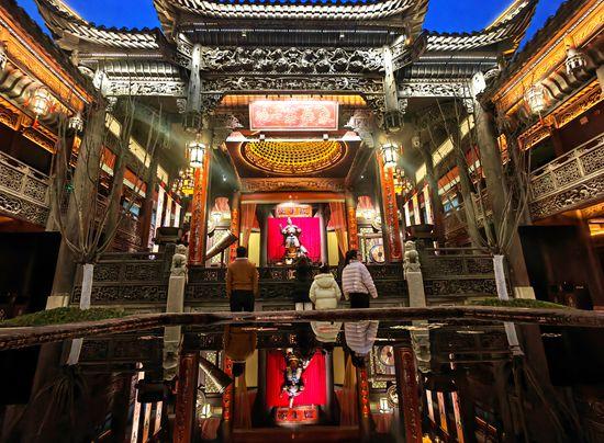 灯影璀璨 湘西府景区夜游受热捧