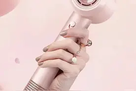 掉发还有这个原因？夏日吹风机要选对，吹出蓬松感，给头发敷个“补水面膜”图片