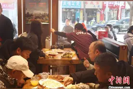 宁夏银川：市民吃饺子过冬至图片