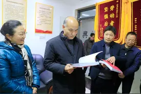 江西省省总工会来信州区开展“双节”送温暖走访慰问活动图片
