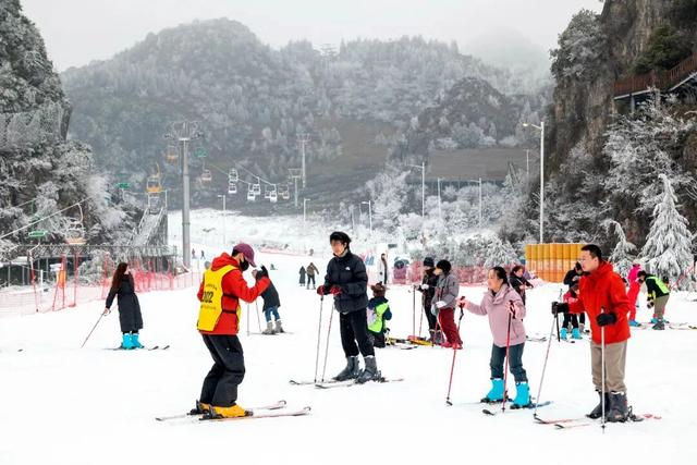 大雪时节觅雪趣！六盘水梅花山滑雪场焕新升级 南北风味碰撞狂欢