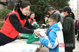 邻里守望，情满长安！西安浐灞国际港让雷锋精神薪火相传图片