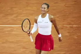 第七次交手，郑钦文终于战胜萨巴伦卡图片