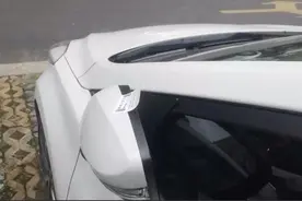 车辆停小区被贴“小广告”，背后有何猫腻？图片