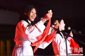 在晋留学生表演快板：中国传统文化底蕴深厚 充满魅力图片