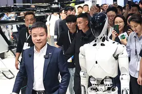 小鹏机器人IRON亮相上海车展，何小鹏：相信更多人形机器人会现身车展图片