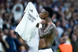 00后首人，维尼修斯当选世界足球先生图片