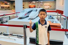 小孩哥牛，探究完高铁舒适度后，杭州7岁男孩又完成一个小目标图片