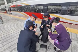 五一假期出游，拿错行李很“闹心”，列车长支招快速找回图片