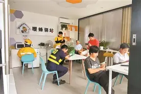 外卖小哥将自己的电钢琴搬进“暖蜂驿站”共享 我的电钢琴能为大家充电图片